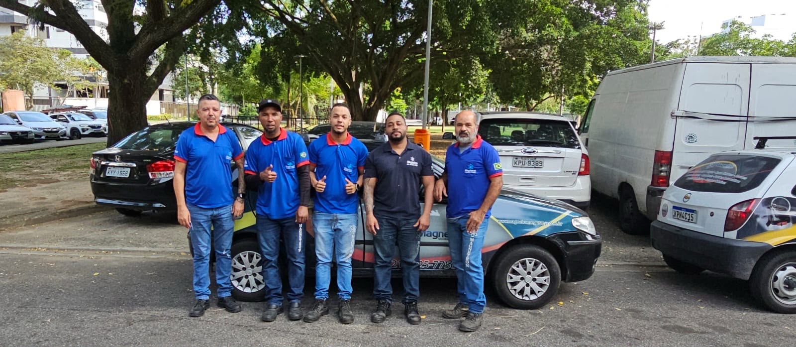 Equipe Magnetron uniformizada em frente ao carro identificado